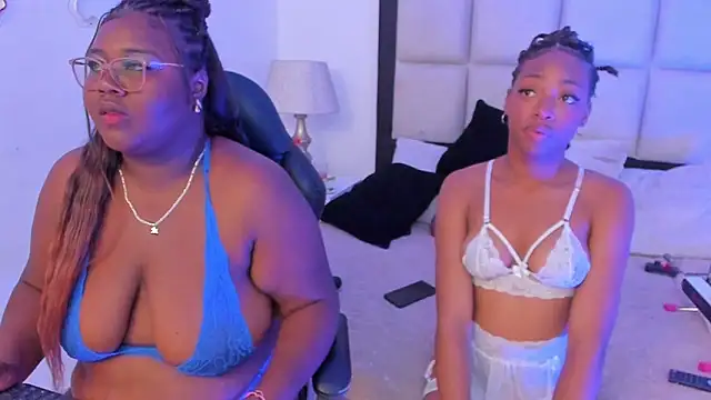 Snapshot of ElisabettaMonroy chatting on 12.17.25 ElisabettaMonroy online show from 12.17.25