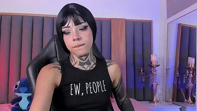 Snapshot of misstomie_ chatting on 11.11.25 misstomie online show from 11.11.25