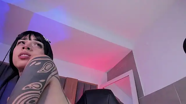 Snapshot of misstomie_ chatting on 03.12.26 misstomie online show from 03.12.26