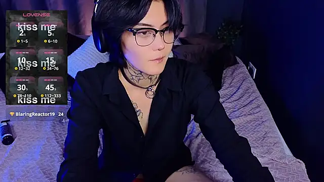 Snapshot of GothXRaven chatting on 10.03.25 GothXRaven online show from 10.03.25