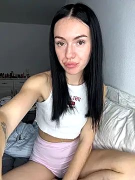 Snapshot of karrr__aaa chatting on 11.12.25 karrr aaa online show from 11.12.25