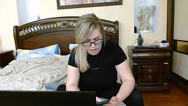 Crystal00Girl online show from 01.05.26