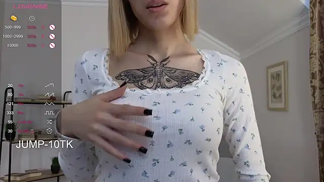 Snapshot of Sonia_Jones chatting on 12.04.25 Sonia Jones online show from 12.04.25