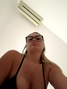 Snapshot of KayaAzur chatting on 10.06.25 KayaAzur online show from 10.06.25