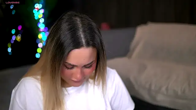 Snapshot of KayaAzur chatting on 11.28.25 KayaAzur online show from 11.28.25