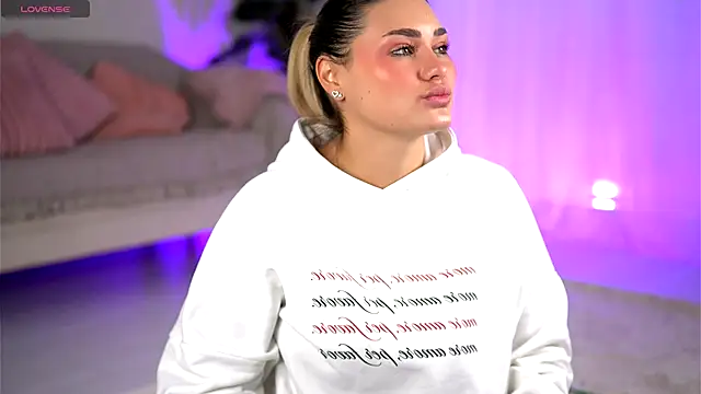 Snapshot of KayaAzur chatting on 12.04.25 KayaAzur online show from 12.04.25