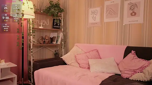 Snapshot of Winaria chatting on 09.14.25 Winaria online show from 09.14.25