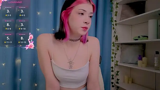 Snapshot of Winaria chatting on 10.06.25 Winaria online show from 10.06.25