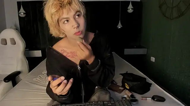 Snapshot of OliIverr22 chatting on 11.08.25 OliIverr22 online show from 11.08.25