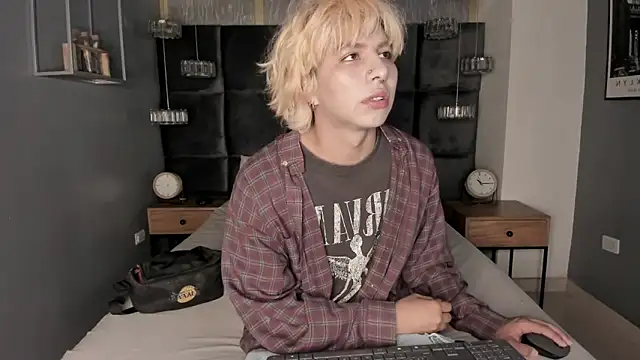 Snapshot of OliIverr22 chatting on 11.11.25 OliIverr22 online show from 11.11.25