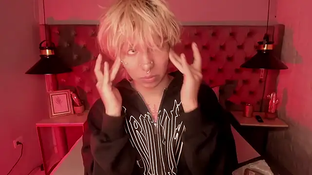 Snapshot of OliIverr22 chatting on 12.02.25 OliIverr22 online show from 12.02.25