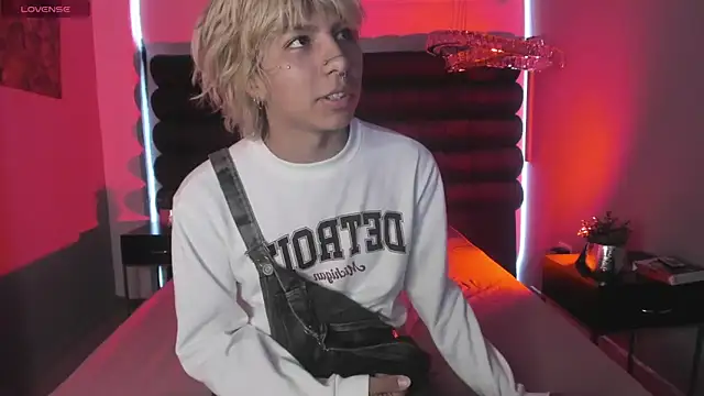 Snapshot of OliIverr22 chatting on 12.04.25 OliIverr22 online show from 12.04.25