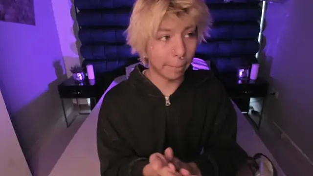 Snapshot of OliIverr22 chatting on 12.15.25 OliIverr22 online show from 12.15.25