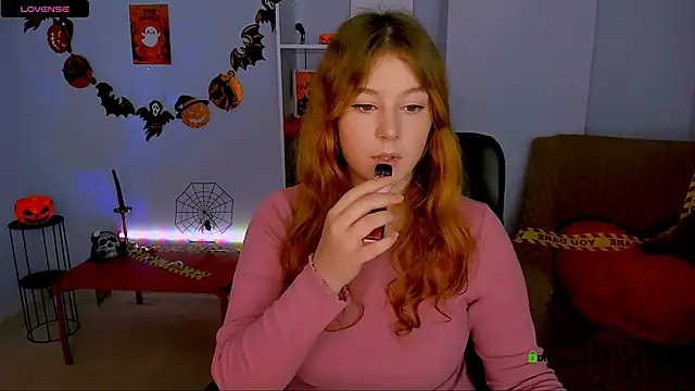 Snapshot of lola_sun12 chatting on 10.28.25 lola sun12 online show from 10.28.25