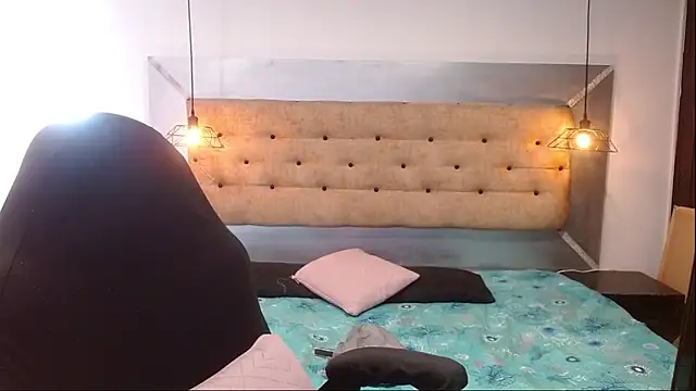 Montserrat Jay online show from 12.03.25