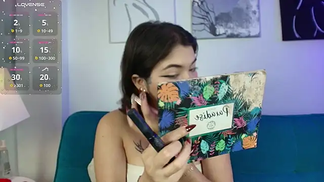 Snapshot of Zoe_wang chatting on 12.04.25 Zoe wang online show from 12.04.25