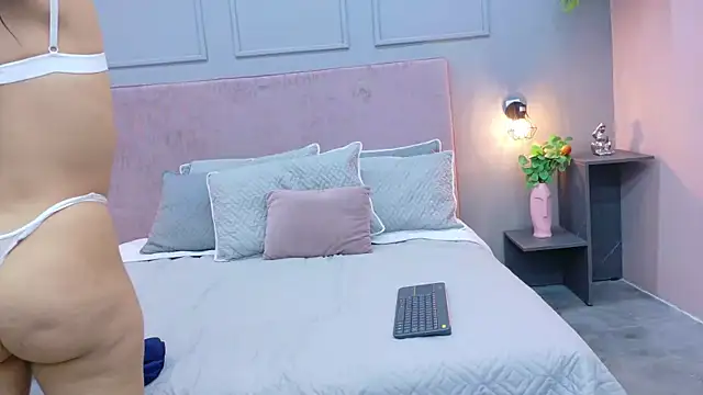 Camila Hill  online show from 10.08.25