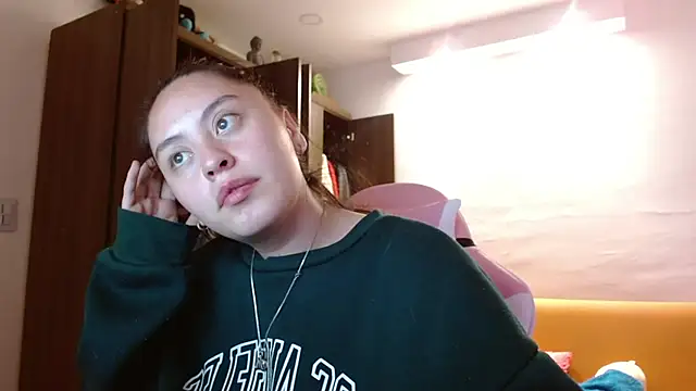 Snapshot of madissooon__ chatting on 11.12.25 madissooon online show from 11.12.25