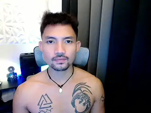 Snapshot of Thefriskyasian chatting on 10.07.25 Thefriskyasian online show from 10.07.25