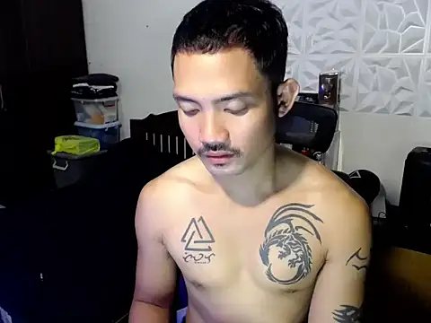 Snapshot of Thefriskyasian chatting on 11.29.25 Thefriskyasian online show from 11.29.25