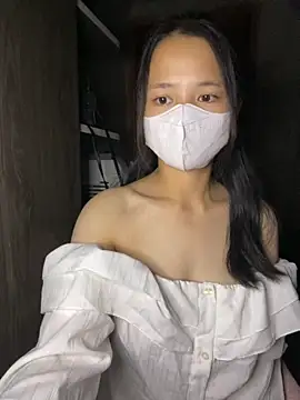 Snapshot of Hana-44 chatting on 10.27.25 Hana-44 online show from 10.27.25