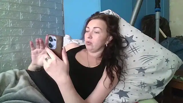 Snapshot of DanaNeon chatting on 04.16.26 DanaNeon online show from 04.16.26
