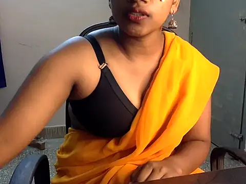 Snapshot of Hot-Honey20 chatting on 10.14.25 Hot-Honey20 online show from 10.14.25