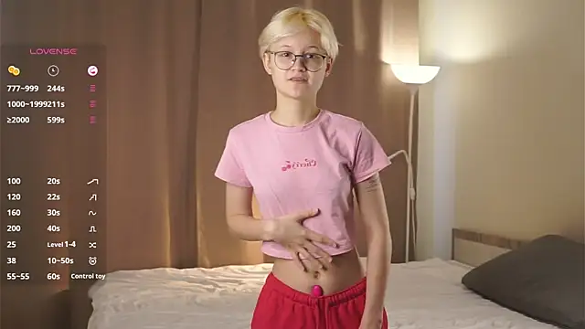 Snapshot of MargertDoyen chatting on 09.12.25 MargertDoyen online show from 09.12.25