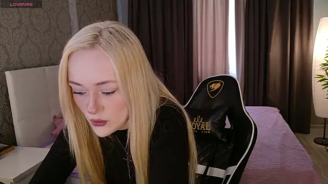 Snapshot of HeyMonkey_ chatting on 02.11.26 HeyMonkey online show from 02.11.26