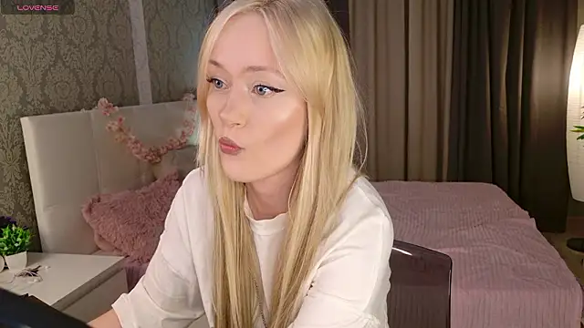 Snapshot of HeyMonkey_ chatting on 03.06.26 HeyMonkey online show from 03.06.26