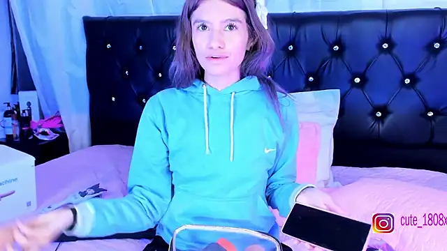 Snapshot of Sofiia_cute_ chatting on 10.31.25 Sofiia cute online show from 10.31.25