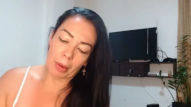 naiaratobon   online show from 10.17.25