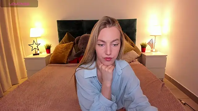 Snapshot of mishapallmer chatting on 10.20.25 mishapallmer online show from 10.20.25