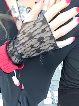 Snapshot of pink-mai chatting on 11.23.25 pink-mai online show from 11.23.25