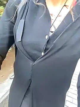 Snapshot of pink-mai chatting on 11.25.25 pink-mai online show from 11.25.25