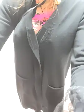 Snapshot of pink-mai chatting on 12.14.25 pink-mai online show from 12.14.25