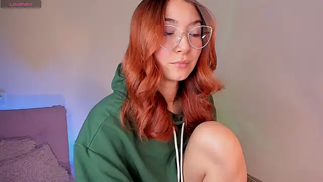 Snapshot of Isis-Blaze chatting on 09.17.25 Isis-Blaze online show from 09.17.25