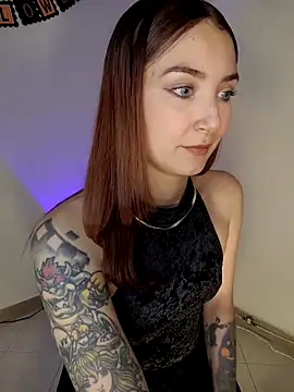 Snapshot of Isis-Blaze chatting on 10.14.25 Isis-Blaze online show from 10.14.25