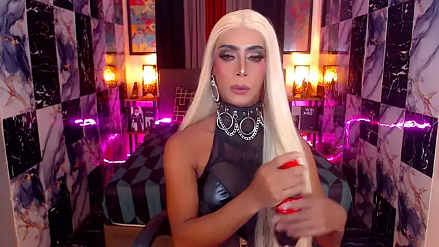 Snapshot of SeductiveAshleyTS chatting on 11.06.25 SeductiveAshleyTS online show from 11.06.25