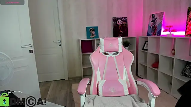 Snapshot of lasly_moon chatting on 09.19.25 lasly moon online show from 09.19.25