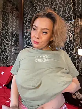 Snapshot of emmasweett11 chatting on 12.03.25 emmasweett11 online show from 12.03.25