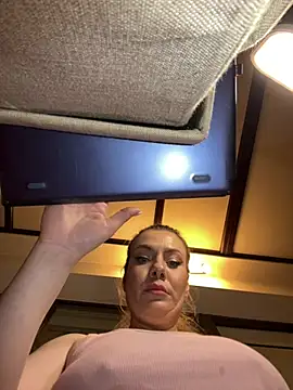 Snapshot of emmasweett11 chatting on 03.01.26 emmasweett11 online show from 03.01.26