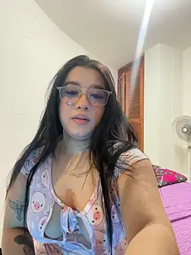 Snapshot of Aliciawhitee chatting on 11.22.25 Aliciawhitee online show from 11.22.25