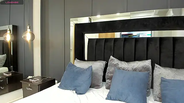 Snapshot of hannah_miltonn chatting on 12.18.25 hannah miltonn online show from 12.18.25