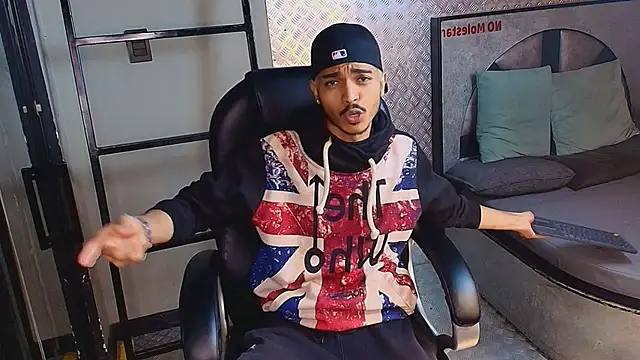 Snapshot of MarcusRain_ chatting on 10.02.25 MarcusRain online show from 10.02.25