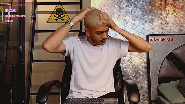 Snapshot of MarcusRain_ chatting on 10.06.25 MarcusRain online show from 10.06.25