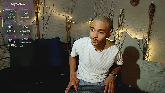 Snapshot of MarcusRain_ chatting on 11.22.25 MarcusRain online show from 11.22.25