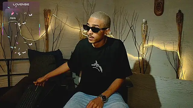 Snapshot of MarcusRain_ chatting on 11.23.25 MarcusRain online show from 11.23.25