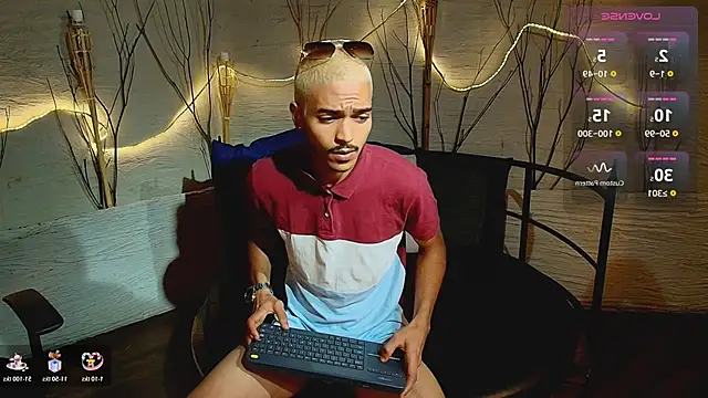 Snapshot of MarcusRain_ chatting on 12.01.25 MarcusRain online show from 12.01.25