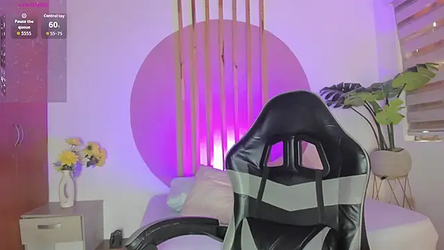 Snapshot of rei_cos chatting on 11.18.25 rei cos online show from 11.18.25